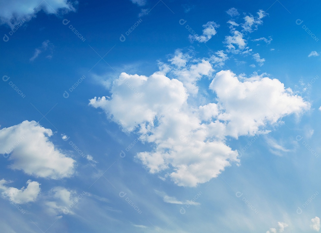 Nuvens branca em céu azul lindo
