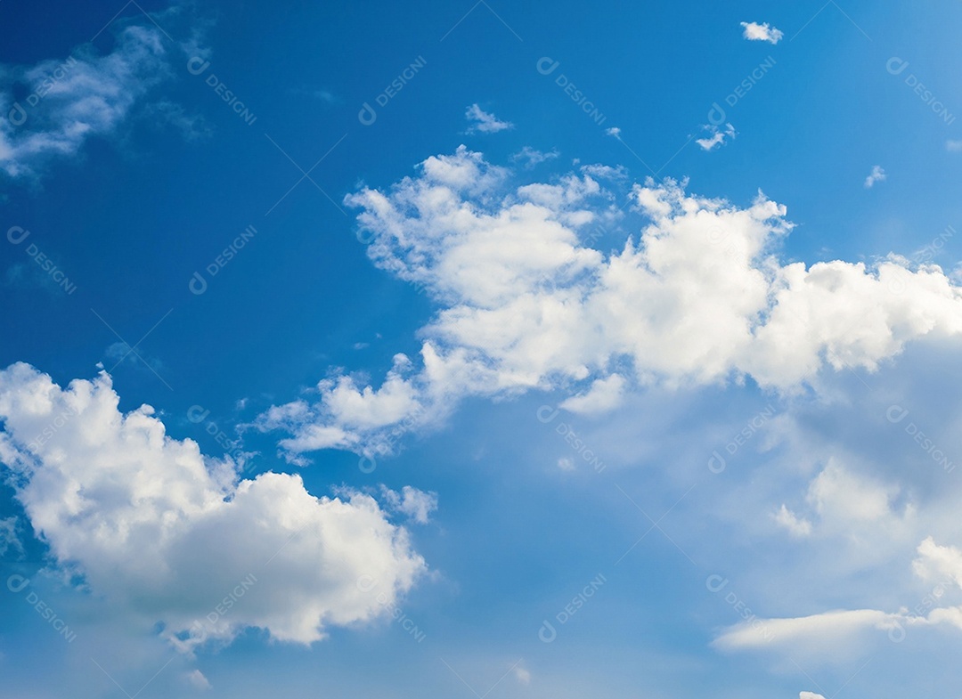 Nuvens branca em céu azul lindo