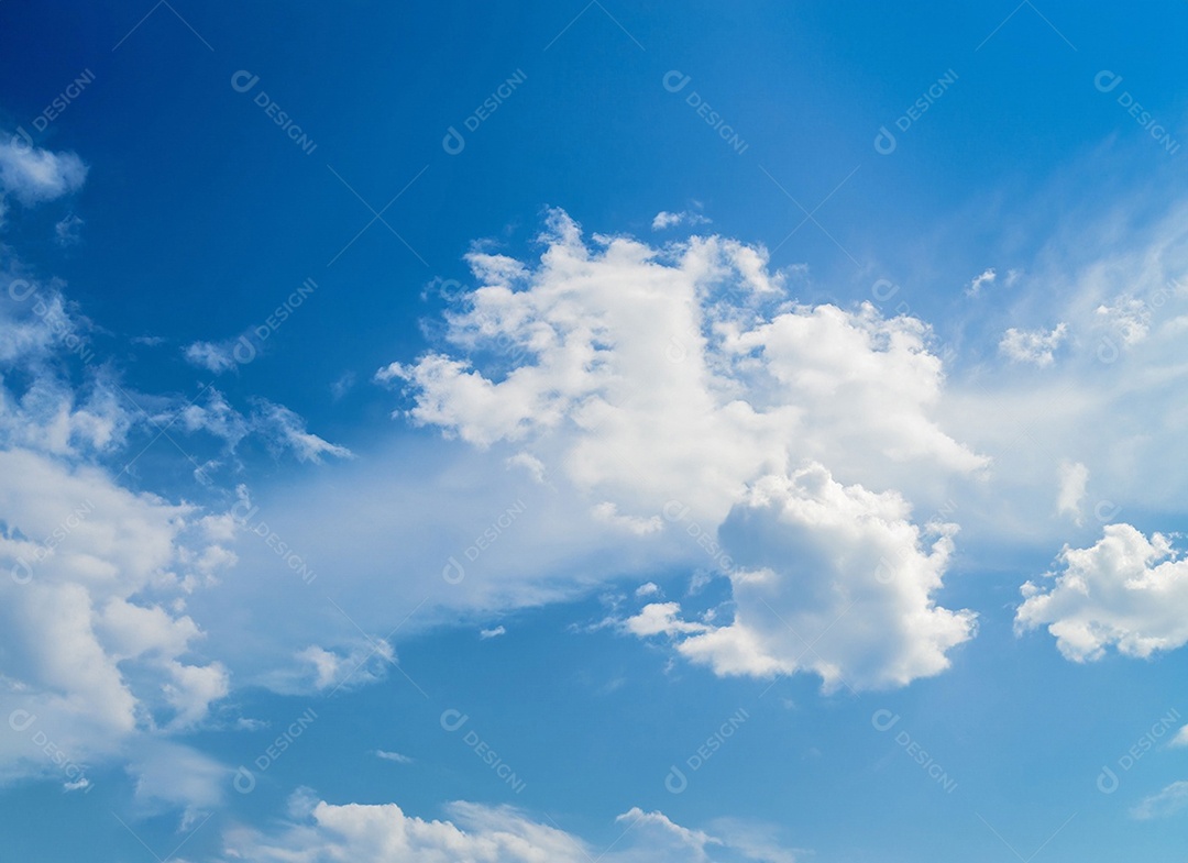 Nuvens branca em céu azul lindo