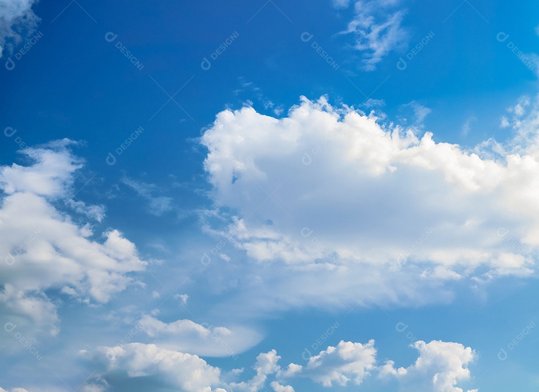 Nuvens branca em céu azul lindo