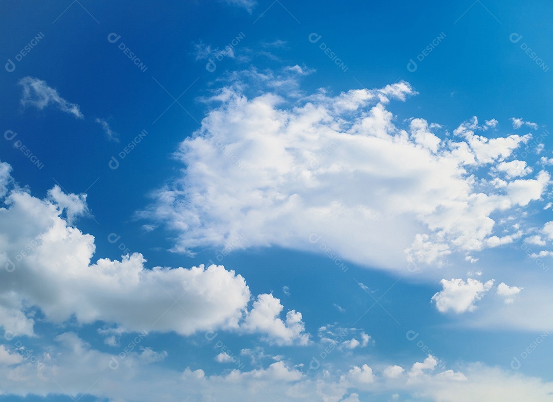 Nuvens branca em céu azul lindo