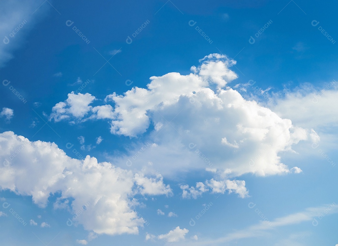 Nuvens branca em céu azul lindo