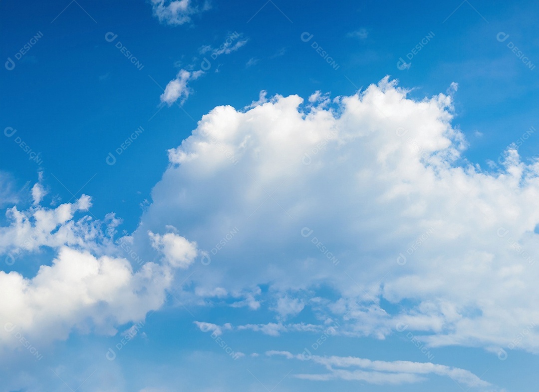 Nuvens branca em céu azul lindo