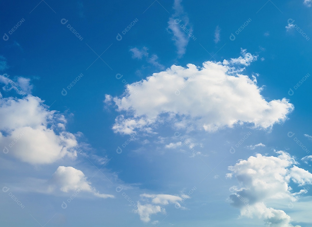 Nuvem branca no céu azul