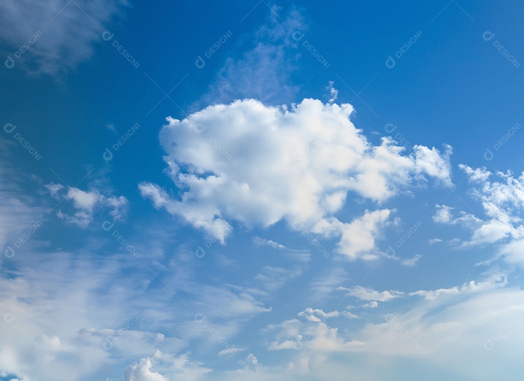 Nuvem branca no céu azul