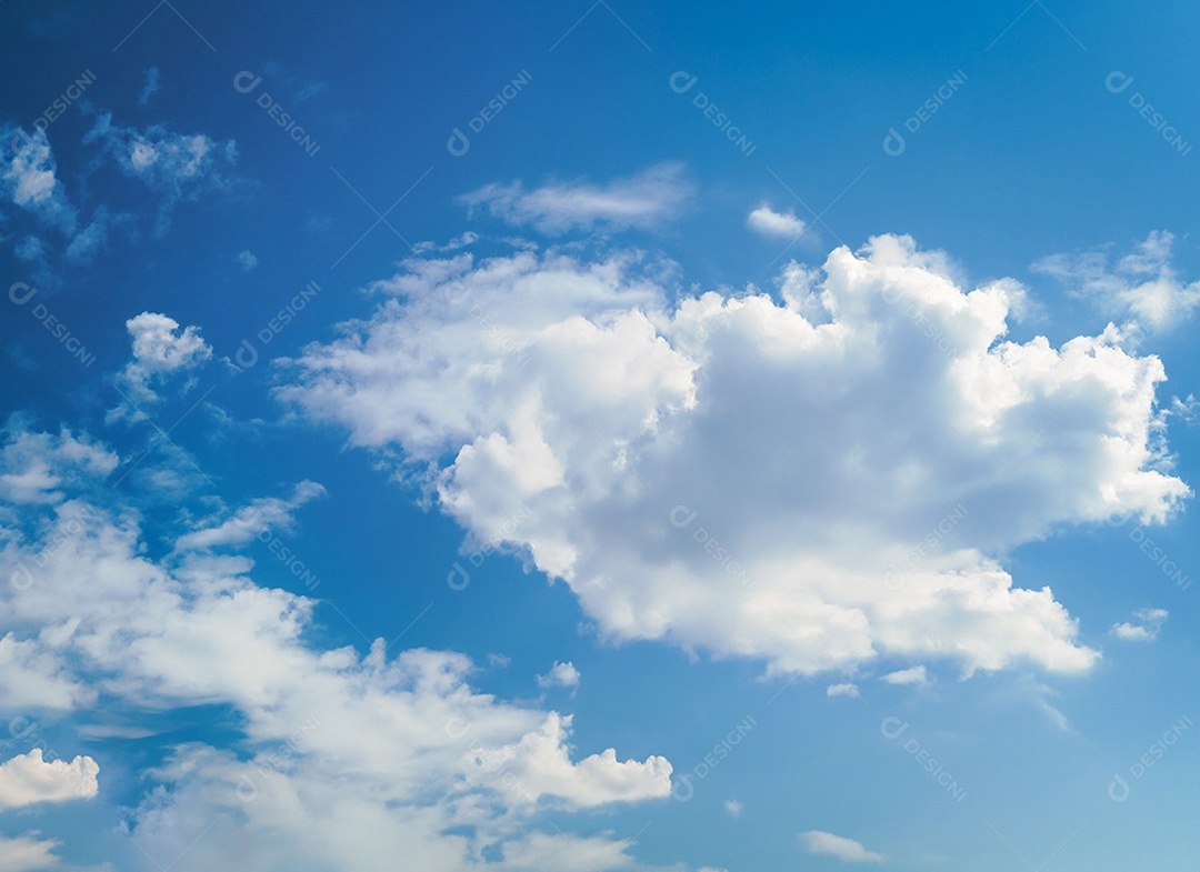 Nuvem branca no céu azul