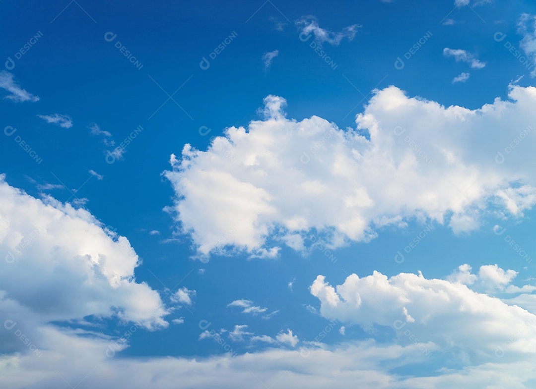 Nuvem branca no céu azul