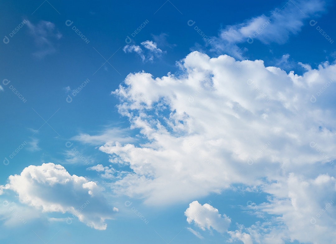 Nuvens no céu aberto azulado