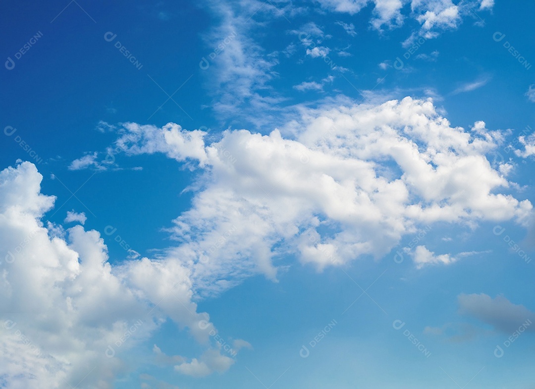 Nuvens no céu aberto azulado