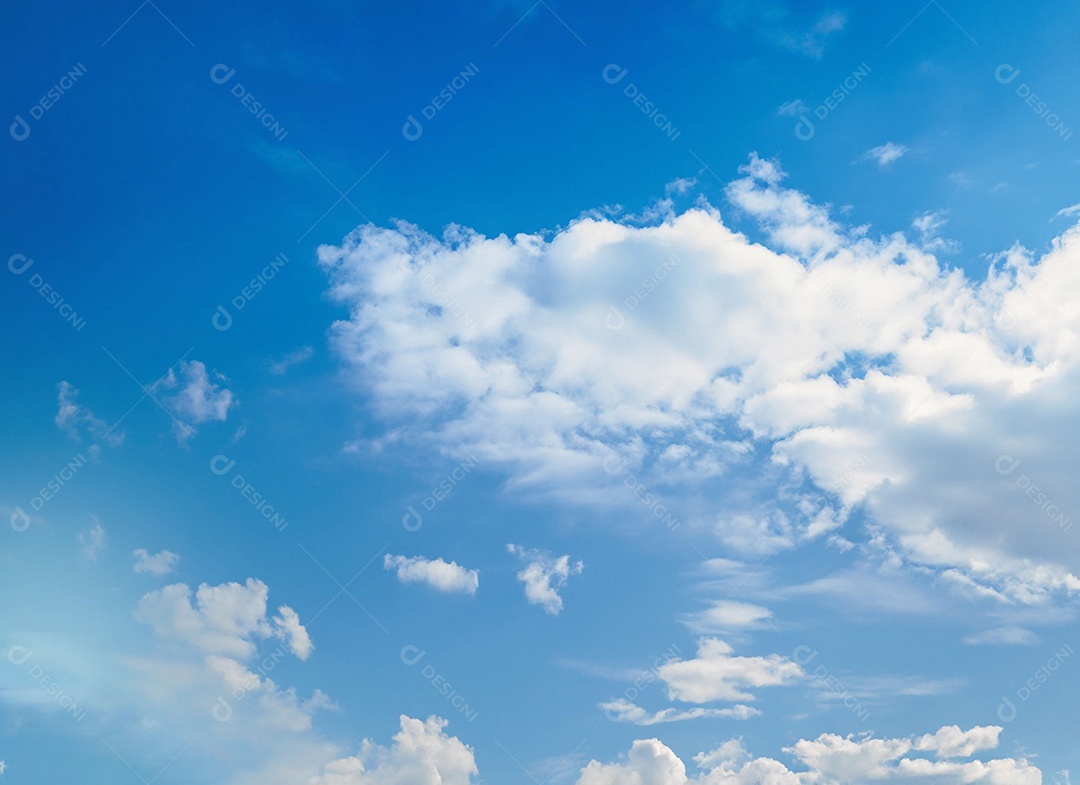 Nuvens no céu aberto azulado