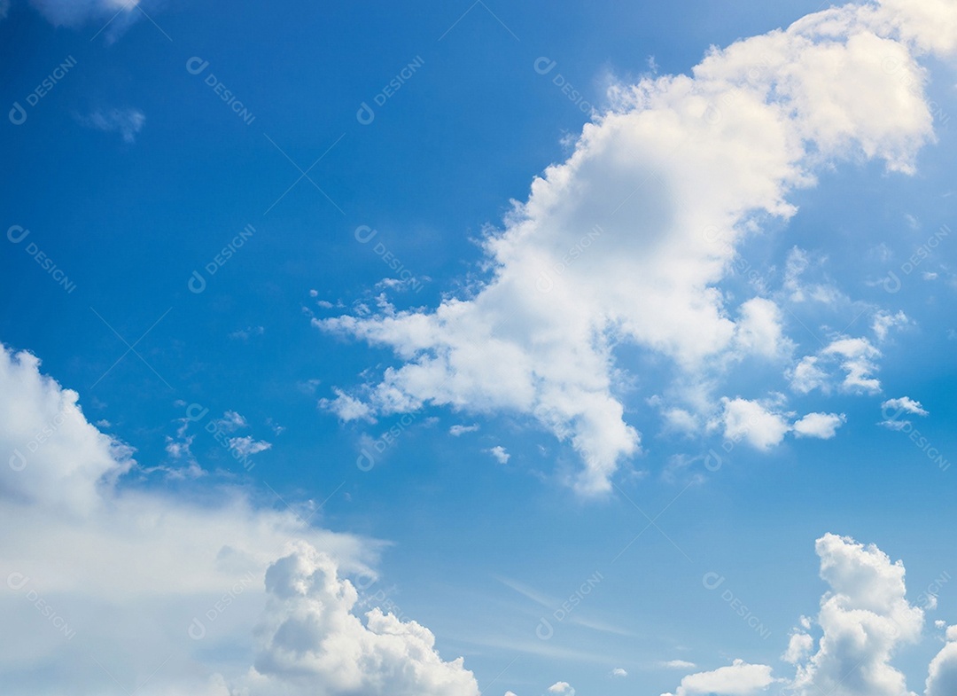 Nuvens brancas em céu azulado perfeito