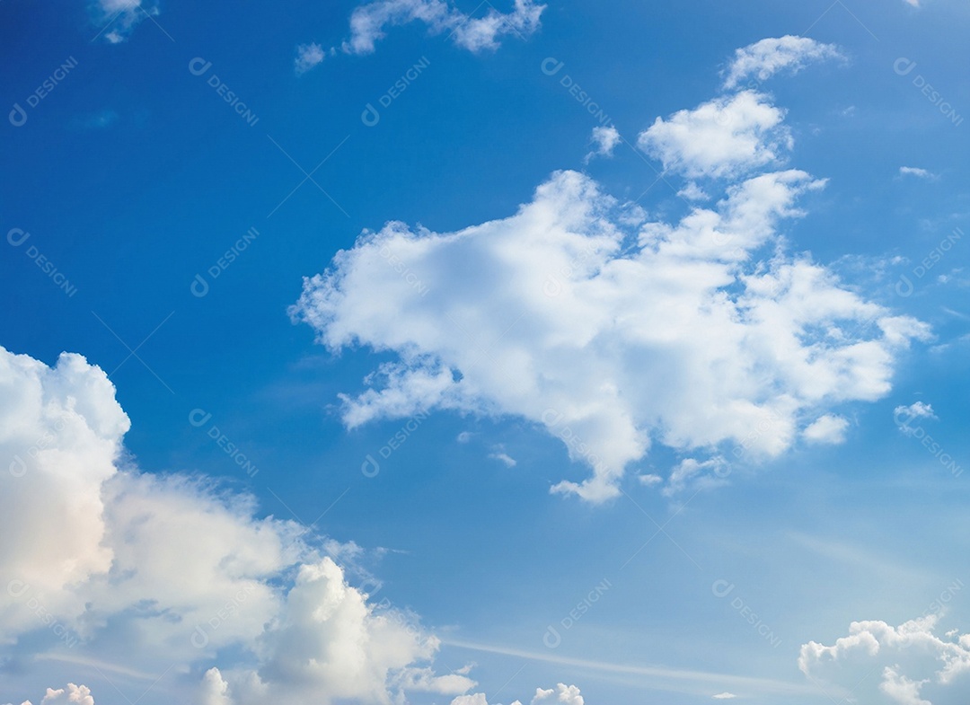 Nuvens brancas em céu azulado perfeito