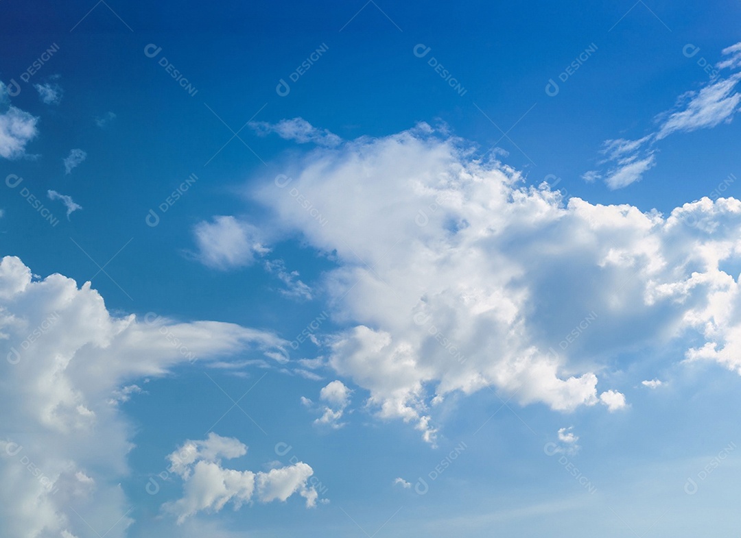 Nuvens brancas em céu azulado perfeito