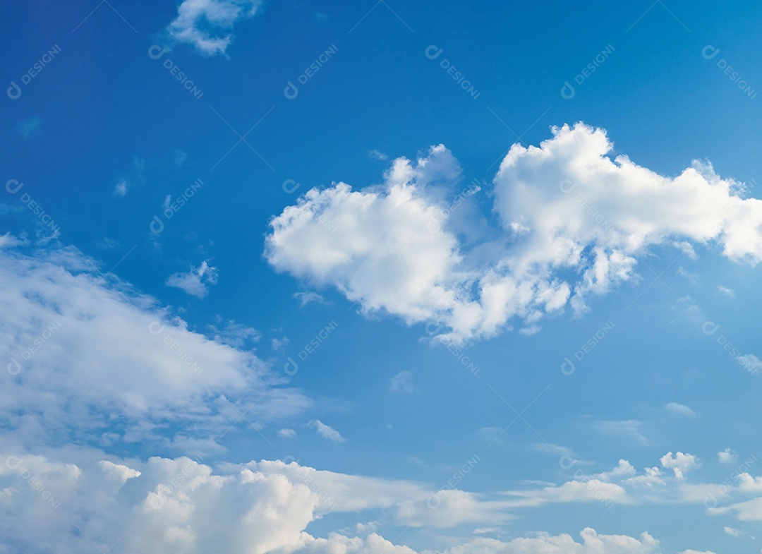 Nuvens brancas em céu azulado perfeito