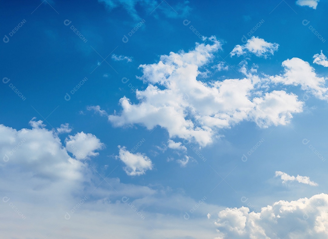 Nuvens brancas em céu azulado perfeito