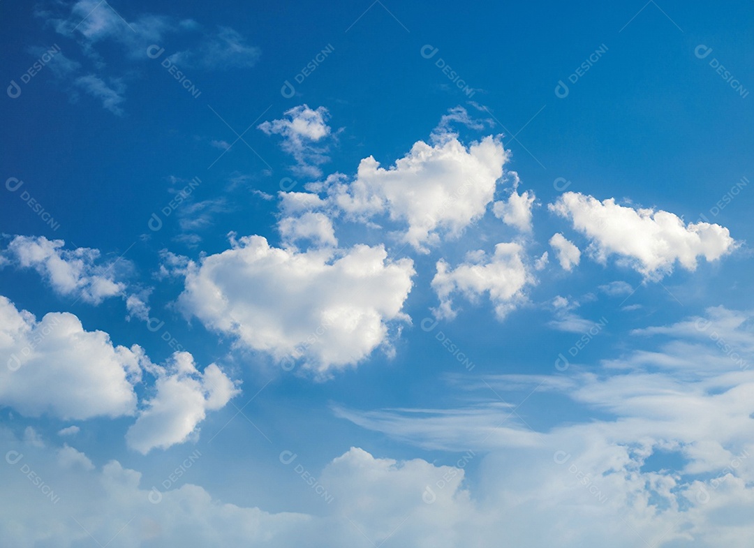 Nuvens brancas em céu azulado perfeito