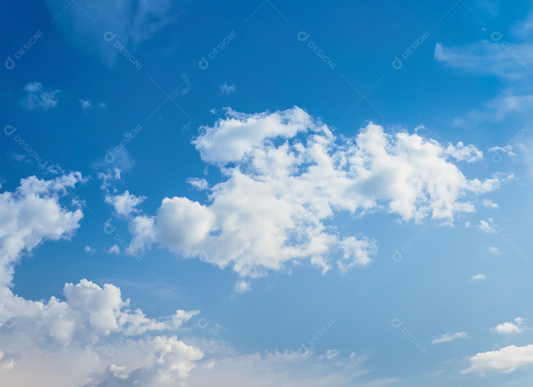 Nuvens brancas em céu azulado perfeito