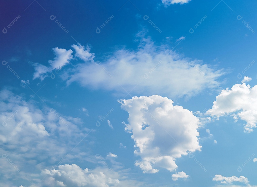 Nuvens brancas em céu azulado perfeito