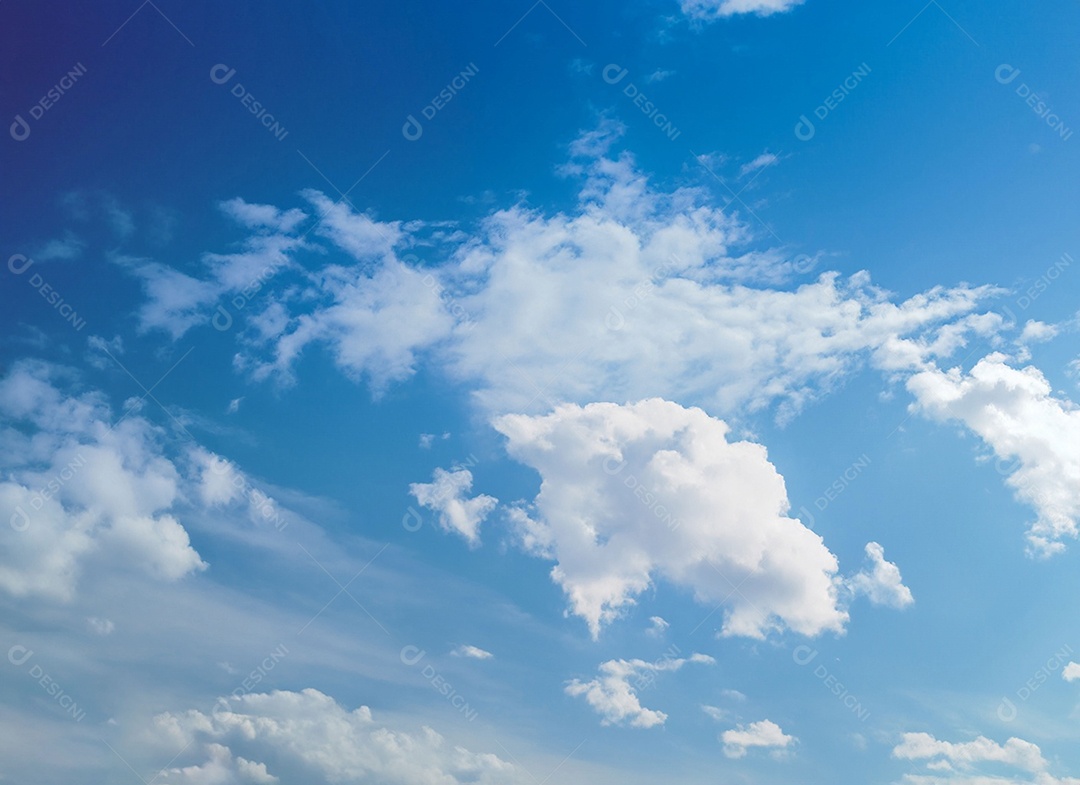 Nuvens brancas em céu azulado perfeito