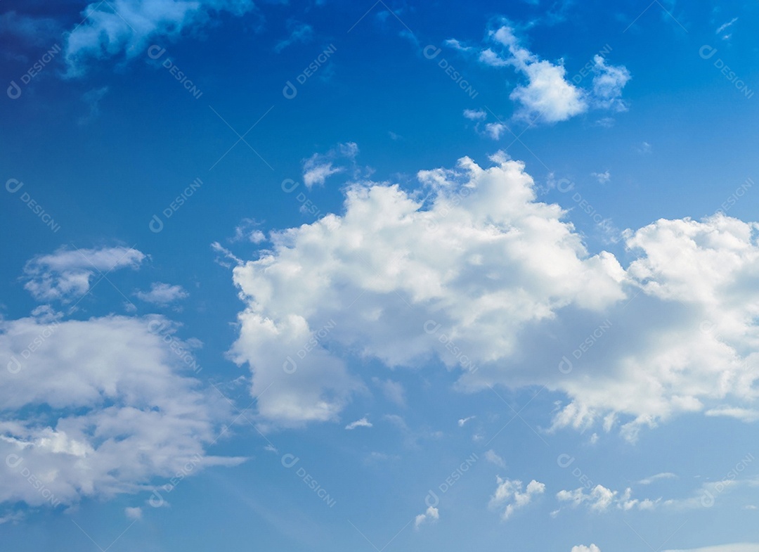 Nuvens brancas em céu azulado perfeito