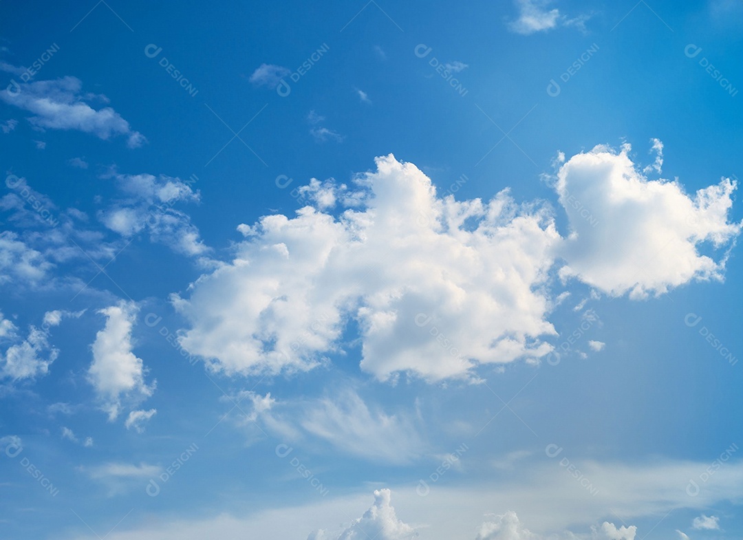 Nuvens brancas em céu azulado perfeito