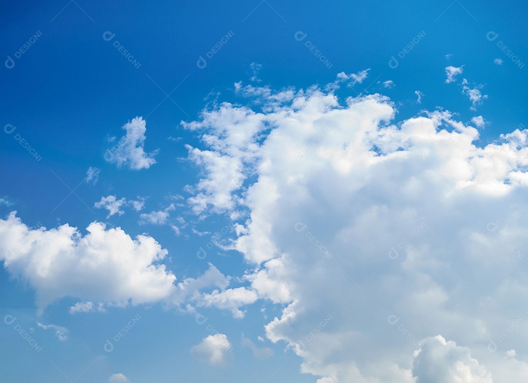 Nuvens brancas em céu azulado perfeito