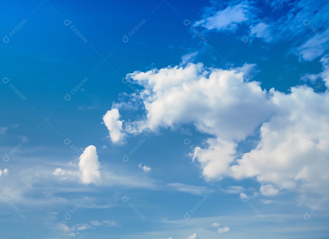 Nuvens brancas em céu azulado perfeito