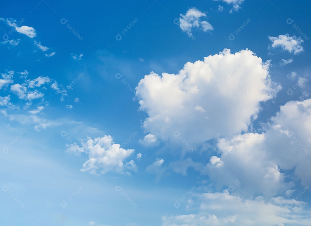 Nuvens brancas em céu azulado perfeito