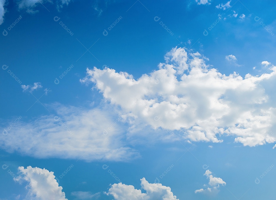 Nuvens brancas em céu azulado perfeito