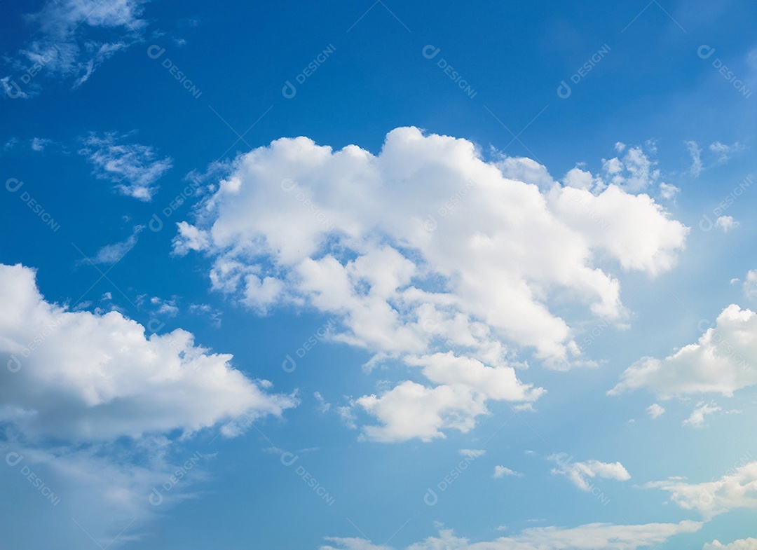 Nuvens brancas em céu azulado perfeito