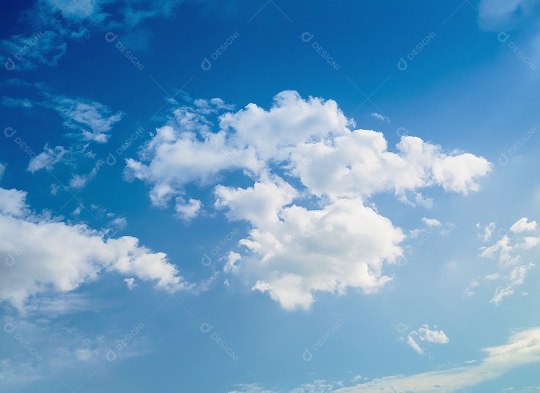 Nuvens brancas em céu azulado perfeito