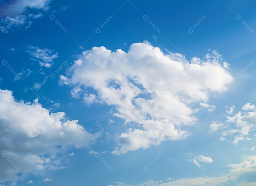 Nuvens brancas em céu azulado perfeito