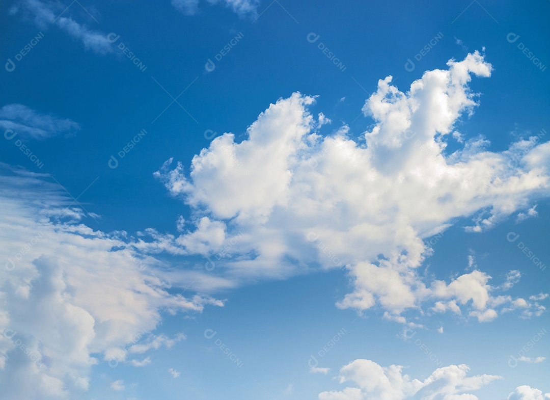 Nuvens brancas em céu azulado perfeito