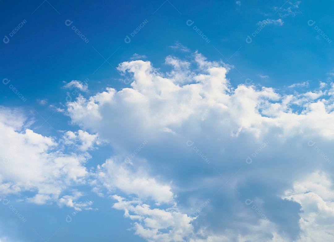 Nuvens brancas em céu azulado perfeito