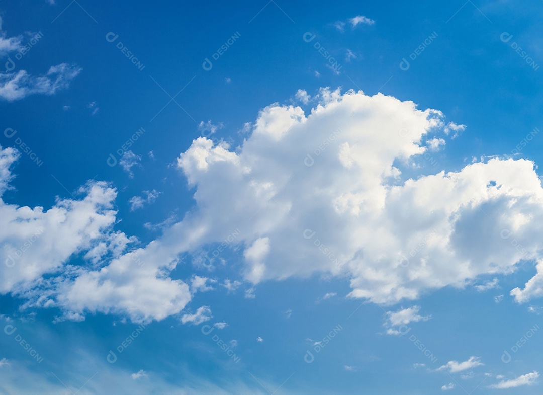 Nuvens brancas em céu azulado perfeito