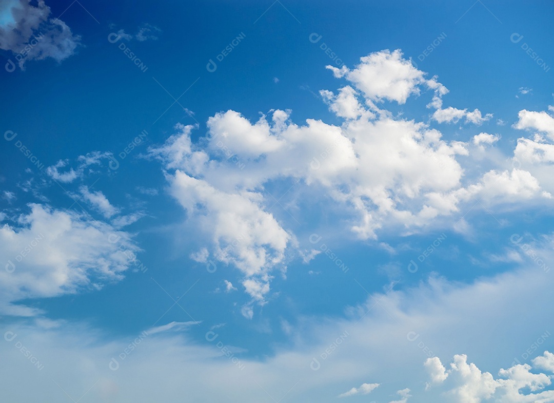 Nuvens brancas em céu azulado perfeito