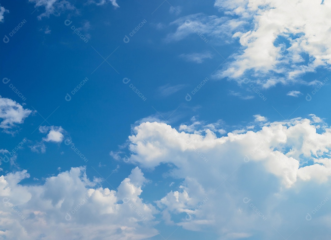 Nuvens brancas em céu azulado perfeito