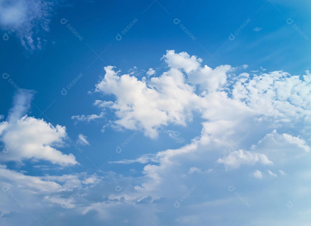 Nuvens brancas em céu azulado perfeito