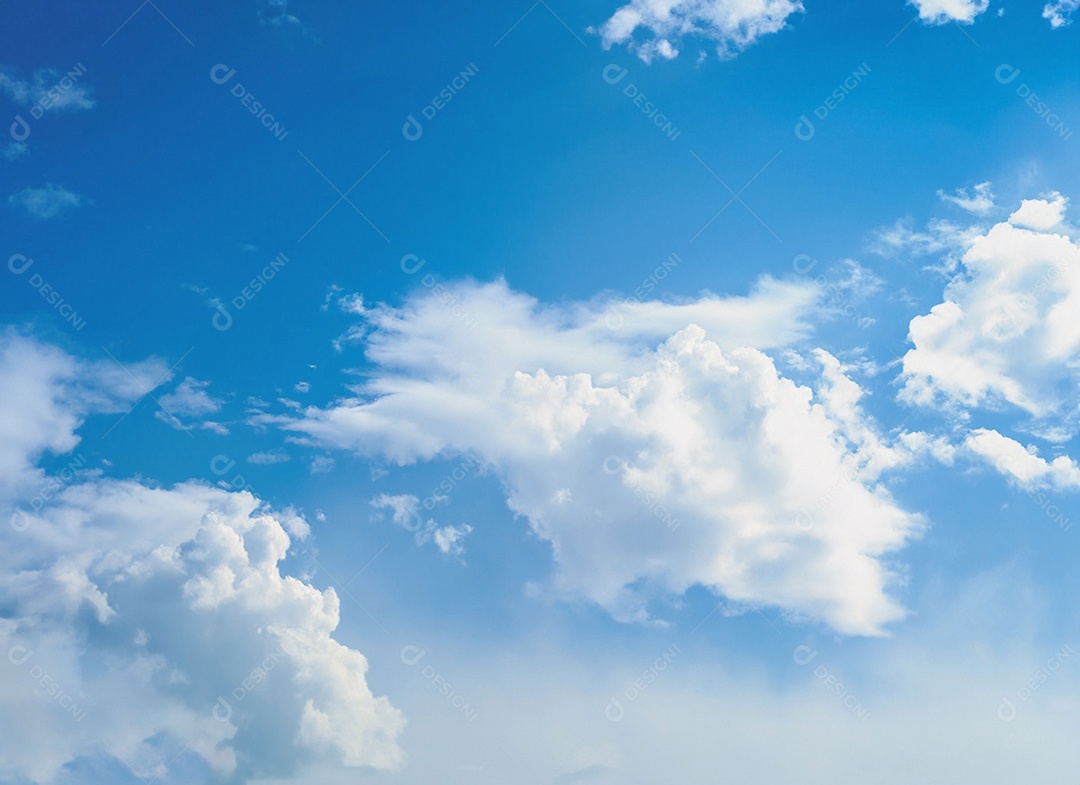 Nuvens brancas em céu azulado perfeito