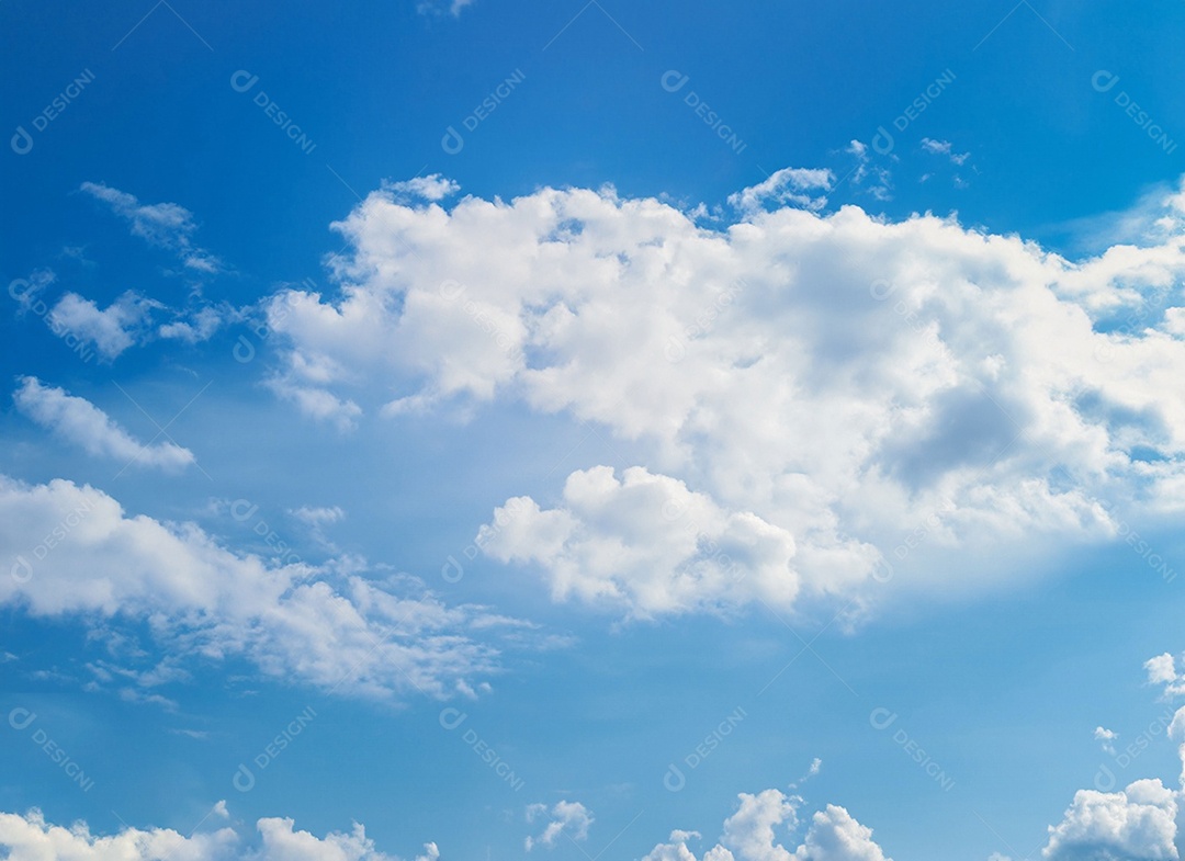 Nuvens brancas em céu azulado perfeito