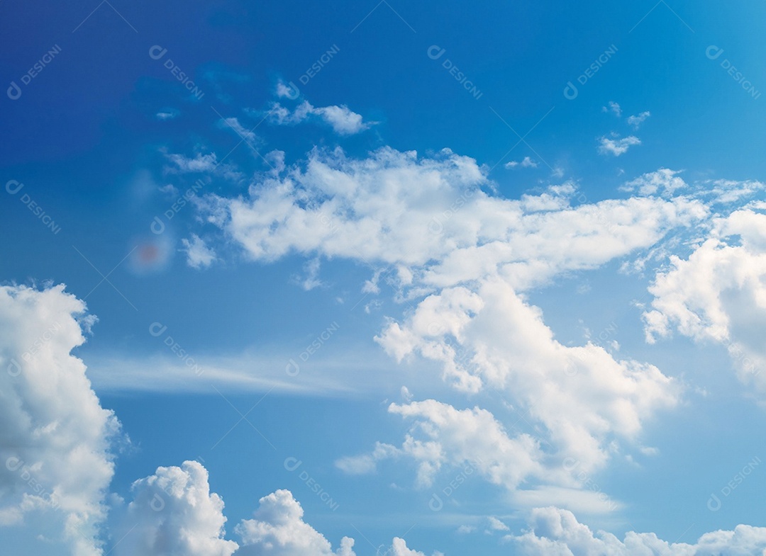 Nuvens brancas em céu azulado perfeito