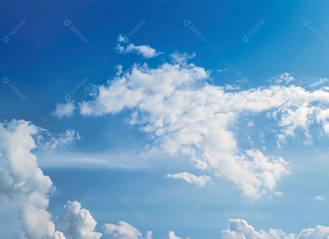 Nuvens brancas em céu azulado perfeito