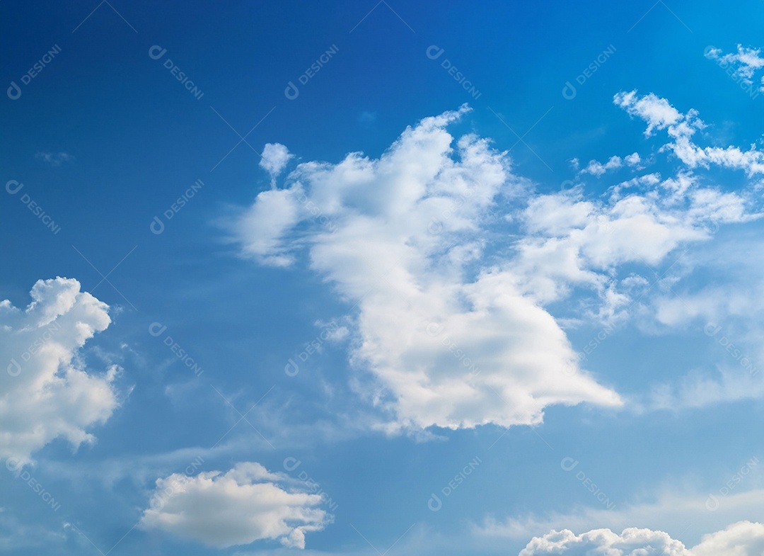 Nuvem brancas em céu azul lindo