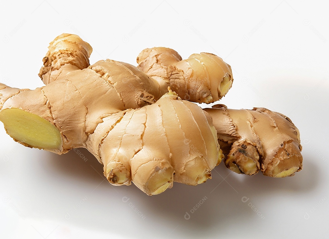 Gengibre em fundo branco