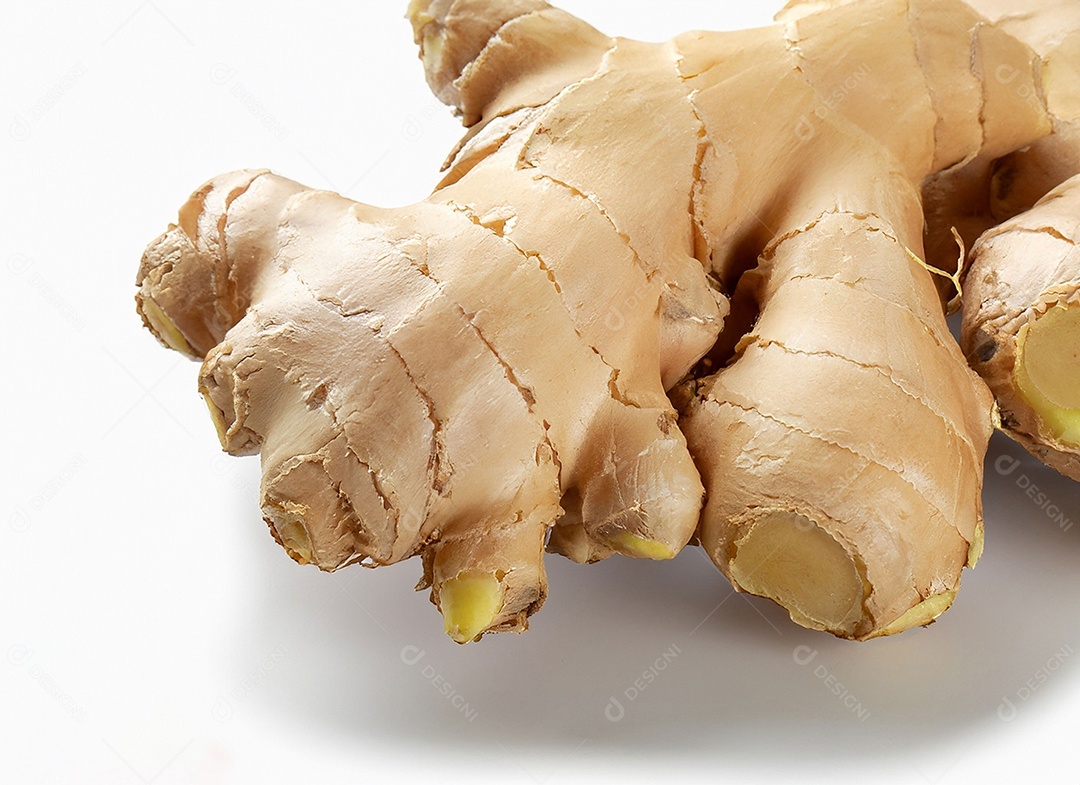 Gengibre em fundo branco