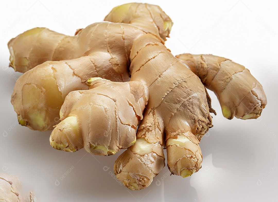 Gengibre em fundo branco