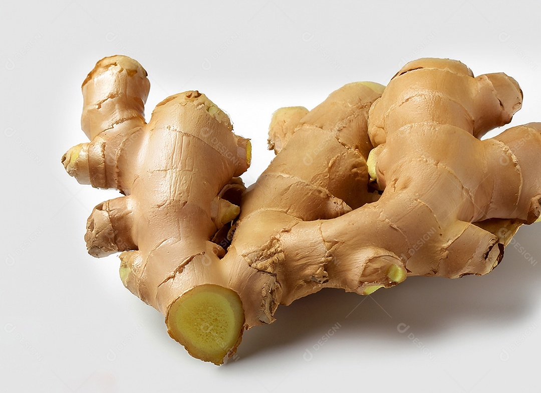 Gengibre em fundo branco