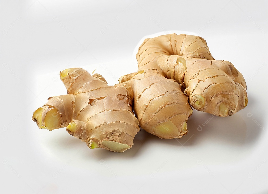 Gengibre em fundo branco