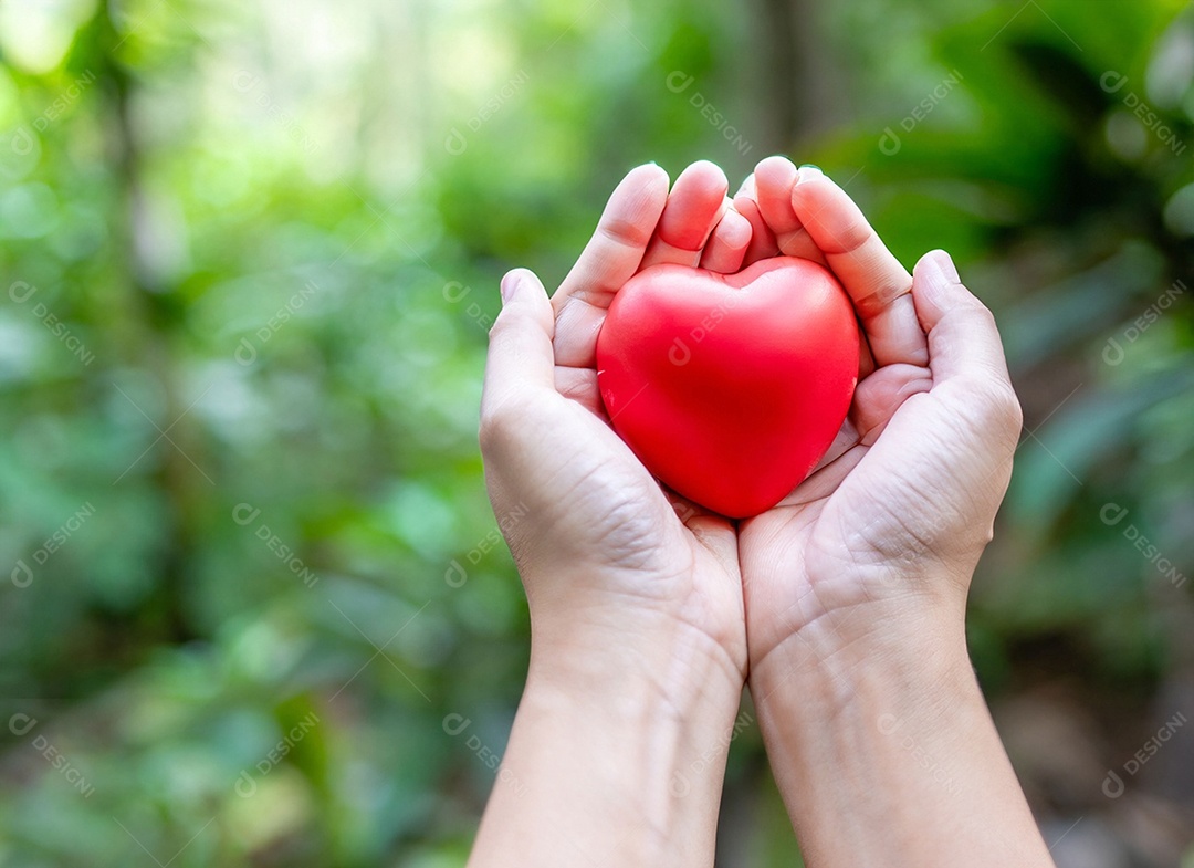 Mãos segurando um coração vermelho