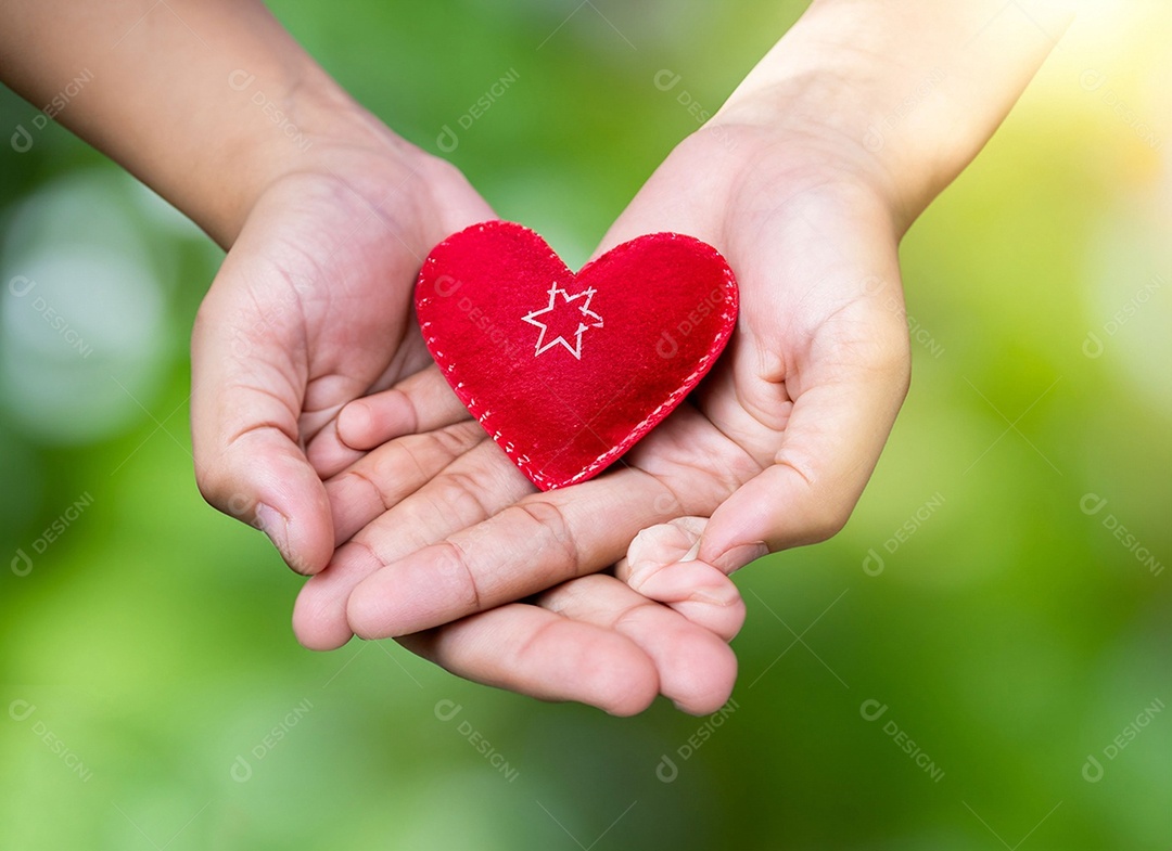 Mãos segurando um coração vermelho